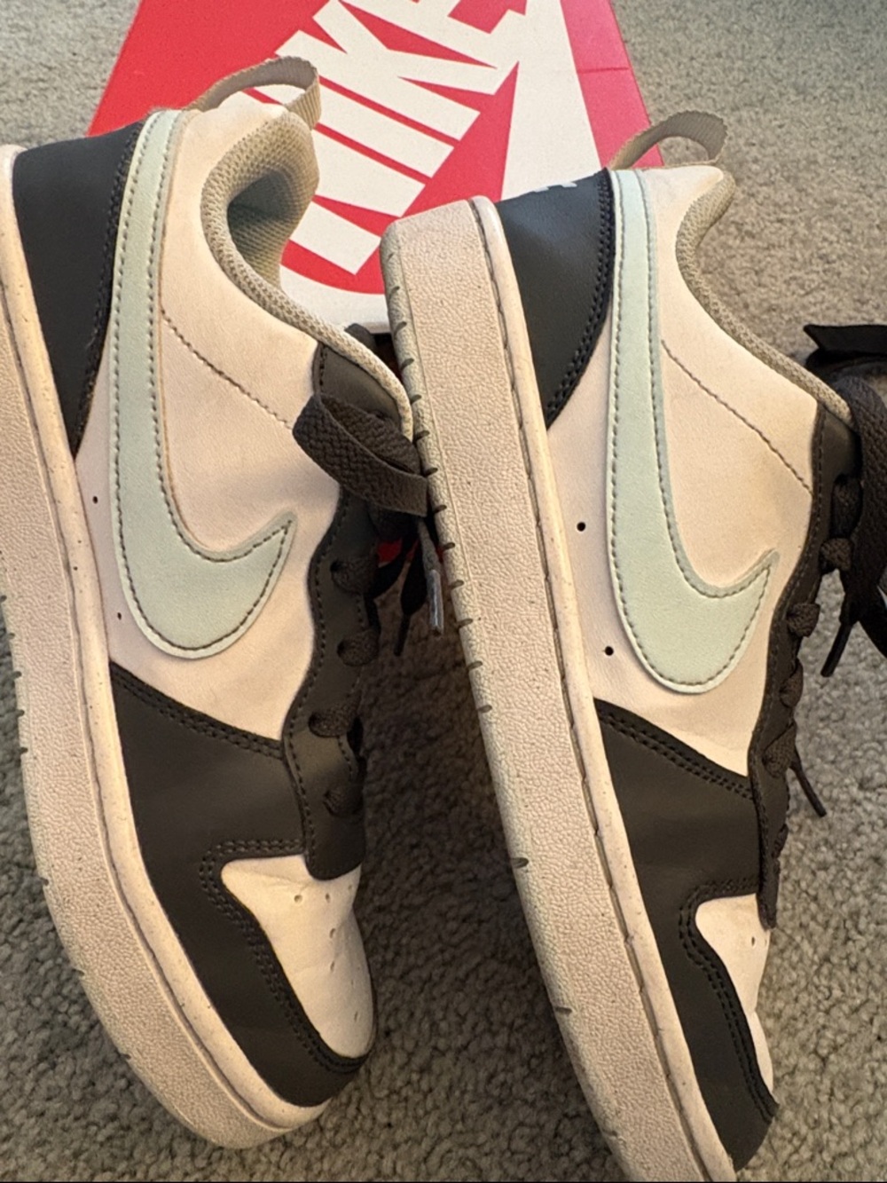 Nike Low-Top Sneakers in White, Dark Grey & Light Blue. Size 5Y - Picture 9 of 9
